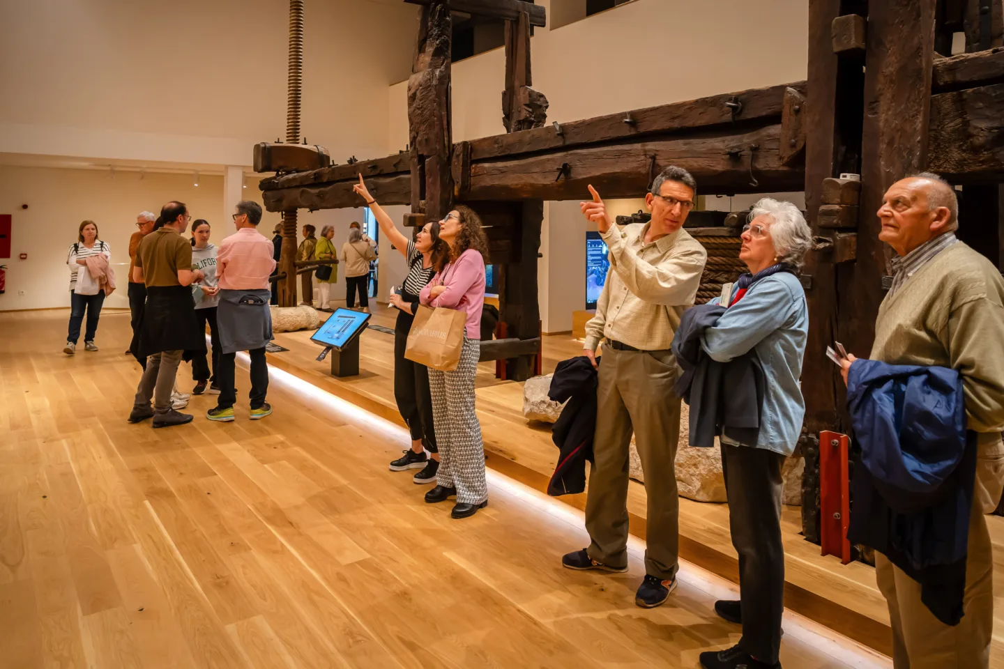 Gent visitant el VINSEUM